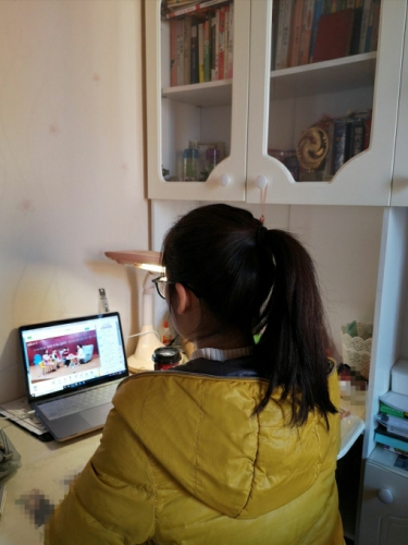 8b54ed0cf9504eb58690071a1bbb13ba.jpg 学生观看信仰公开课.jpg