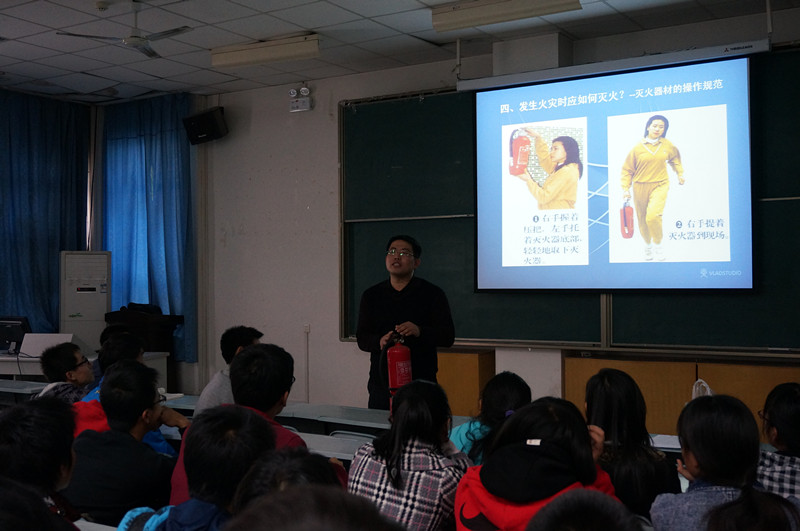孙军老师为同学们演示如何正确使用灭火器 孙军老师为同学们演示如何正确使用灭火器