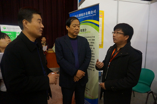 欧美av
领导深入洽谈会现场