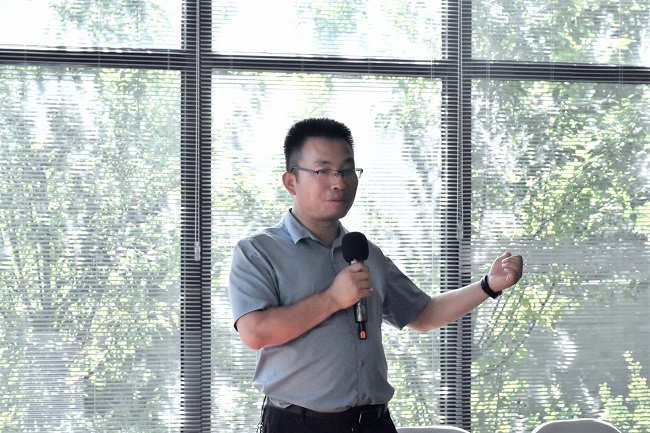 81d75d600dce4b75a685e0536345ddcb.jpg 田西村田小雄书记讲解.JPG